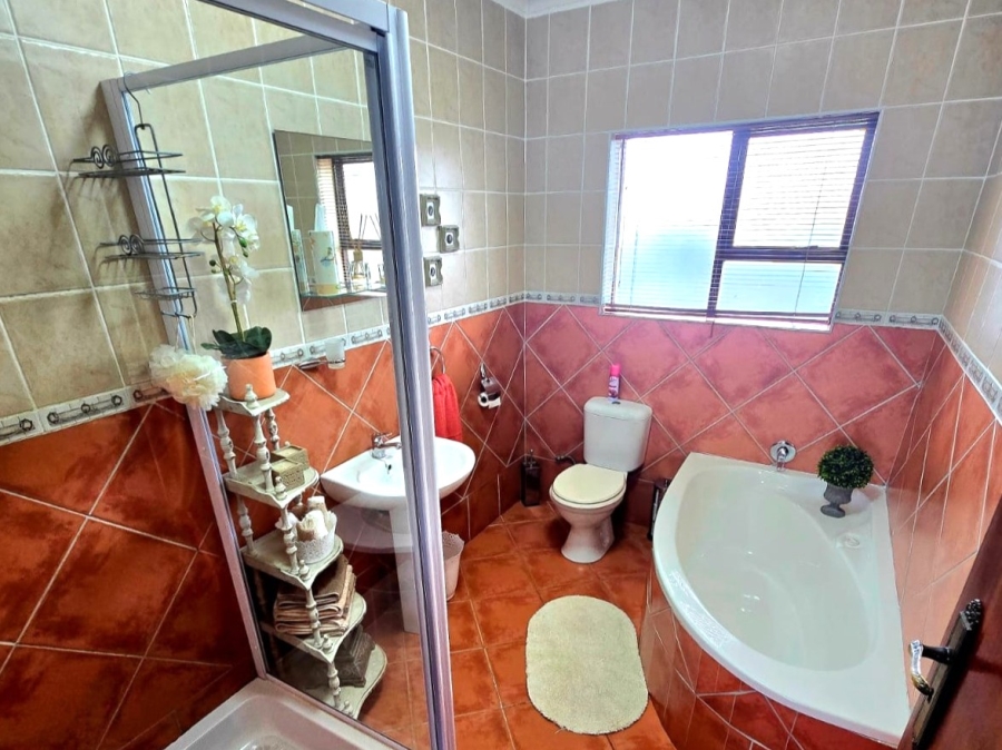 4 Bedroom Property for Sale in Paradise Beach Eastern Cape